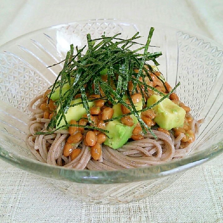 アボカドと納豆のぶっかけ蕎麦